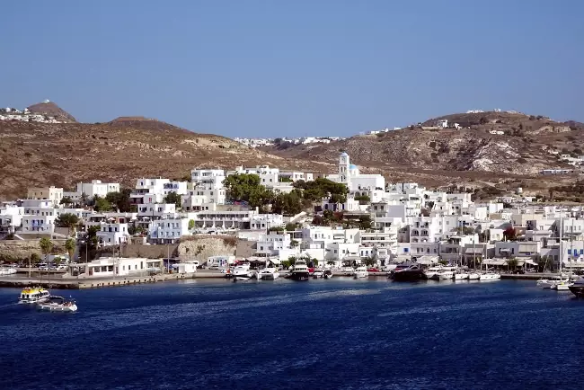 Il villaggio di Adamas sulla costa meridionale dell'isola di Milos.