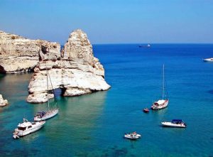 Le fantastiche formazioni rocciose di Kleftiko a Milos, come quelle di Capri.