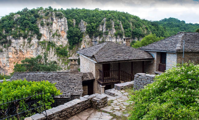 Il Monastero di Agia Paraskevi sul bordo di una roccia affacciata sulla Gola di Vikos.