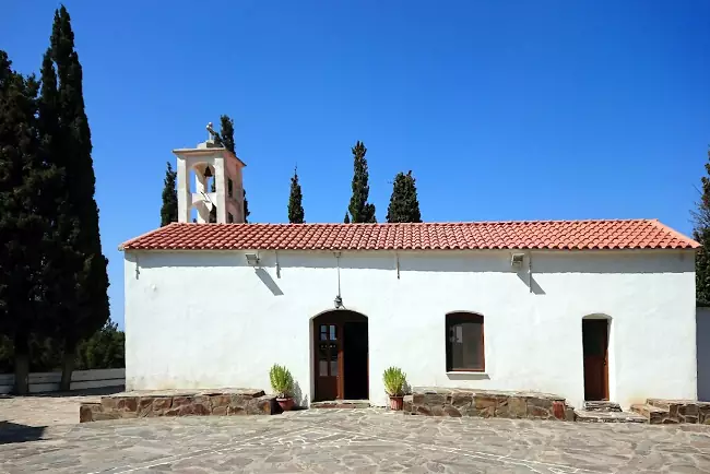 Il monastero di Moni Mounte immerso nella splendida natura dell'isola greca di Ikaria.