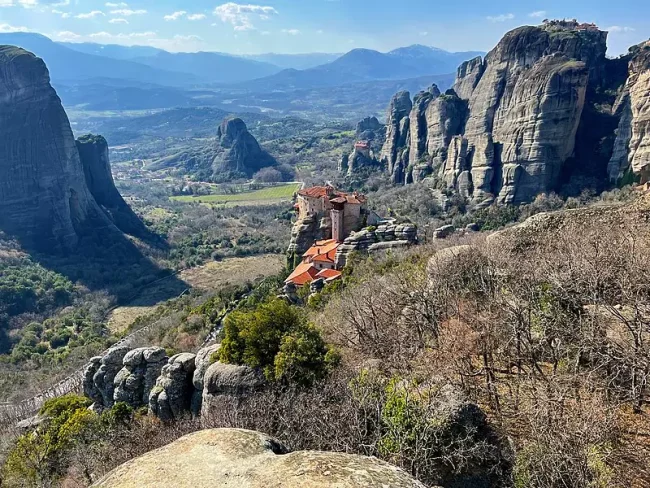 Il monastero di Rousanou immerso nel fantastico paesaggio greco delle Meteore.