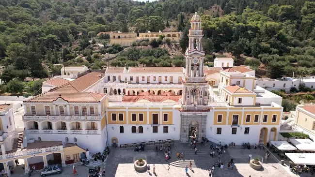 Il Monastero di San Michele Arcangelo a Panormitis, nel sud dell'isola di Simi.