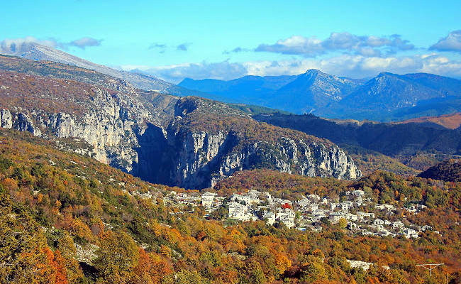 Il villaggio di Monodendri visto dal vicino Monastero di Sant'Elia.