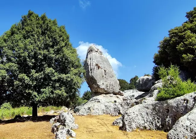 Il Monolite di Araklis è una delle tante enormi rocce ai margini del villaggio di Anogi.