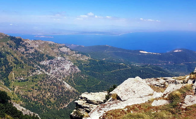 Vista dalla cima del Monte Ipsarion, da cui si vede la costa, i villaggi di Thassos, altre isole e la terraferma greca.