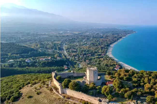 La costa della Macedonia con il Monte Olimpo sullo sfondo.