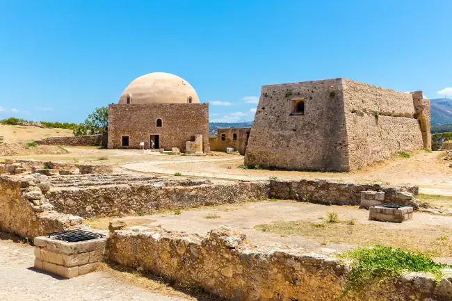 La moschea e altri edifici all'interno della Fortezza.