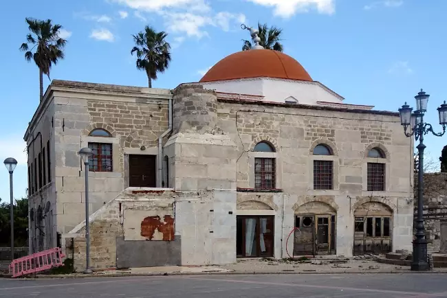 La moschea di Neftendar a Kos, il cui minareto è crollato per il terremoto del 2017.