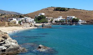La piccola spiaggia di Moutsouna.