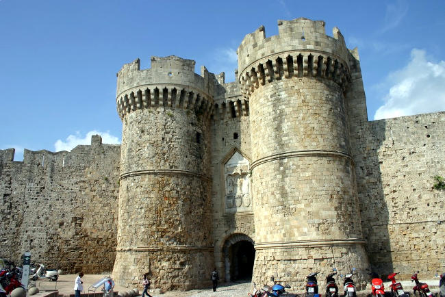 Castello e mura medievali di Rodi in Grecia.