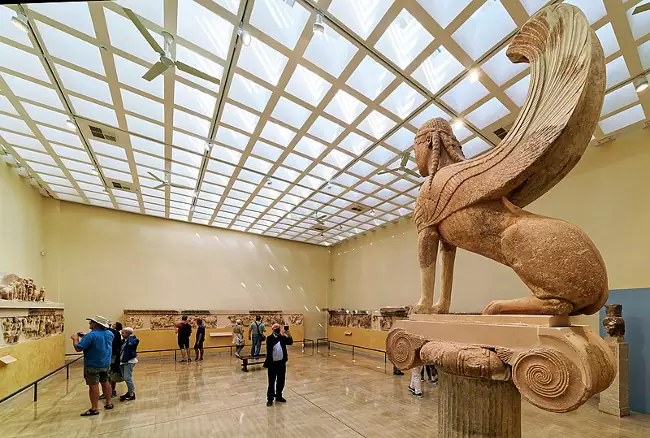 Una sala all'interno del Museo Archeologico di Delfi.