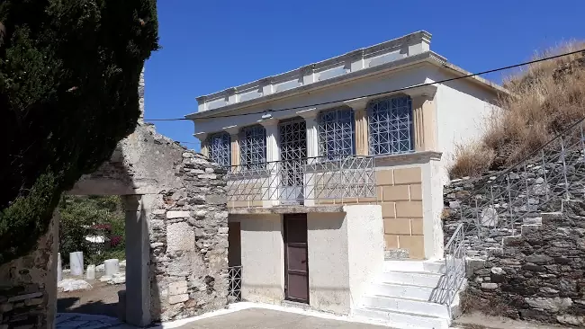 Il Museo Archeologico di Kampos, davanti alla chiesa di Agia Irini a Ikaria.
