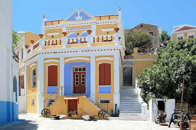 Il bel edificio che ospitava il Museo marittimo sull'isola di Symi.
