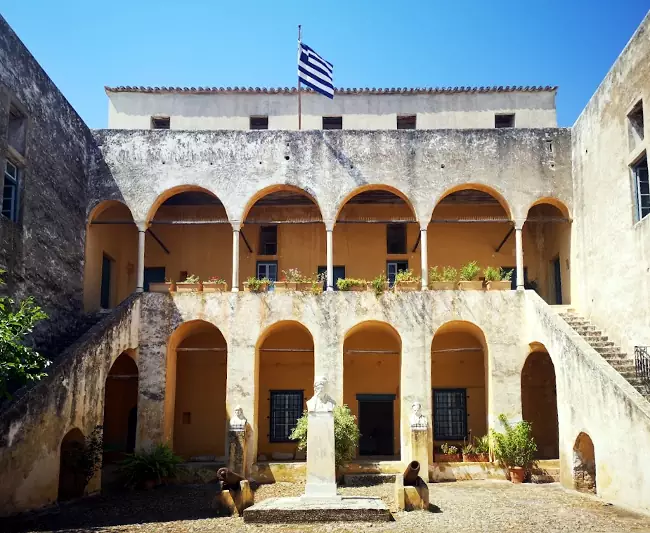 Il bellissimo edificio neoclassico che ospita il Museo di Spetses.