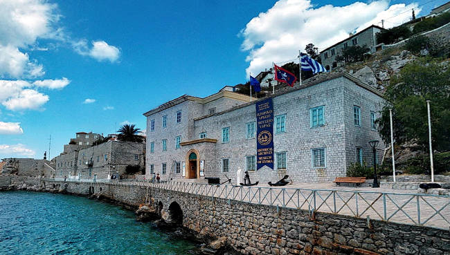 Il meraviglioso antico palazzo del Museo Storico di Hydra che affaccia direttamente sul mare.