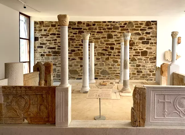 Alcune parti del Tempio di Demetra che si trovano nel museo vicino al sito archeologico.
