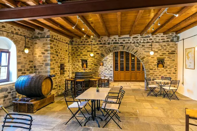 Nella cantina Moraitis c'è il museo del vino, con sale degustazione interne ed esterne.