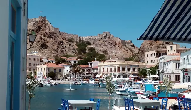 Le belle case di Myrina a Lemnos sul porticciolo-lungomare.