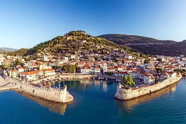 La bellissima Nafpaktos o Lepanto, in Grecia centrale.