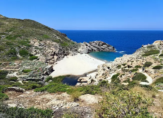 La spiaggia di Nas con i resti del Tempio di Artemide.