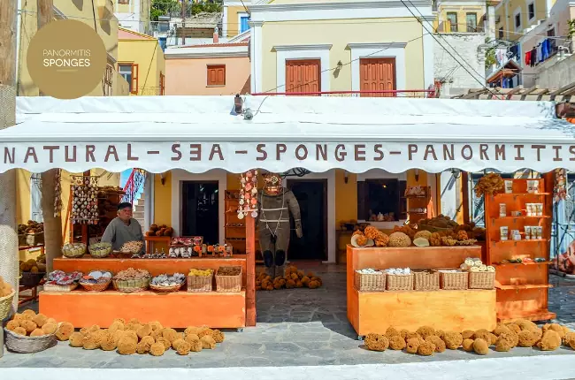 Un negozio di spugne marine tra le strade di Symi.