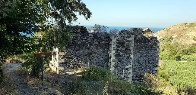 L'Odeon Bizantino o Romano nel sito archeologico dell'antica Oenoe.