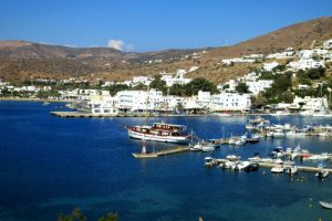 Il porto di Ormos a Ios, vicino a Yialos o Gialos.