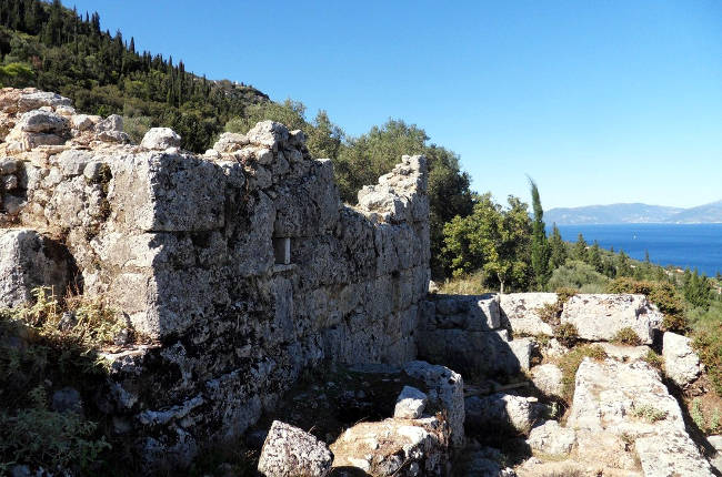 Parte delle mura del palazzo di Ulisse a Itaca.