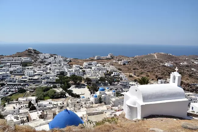 La cappella di Agios Nikolaos e più in basso la chiesa di Panagia Gremiotissa.