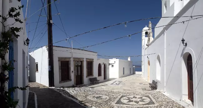 Il cortile della chiesa di Panagia Korfiatissa dove si trova il museo del folclore.