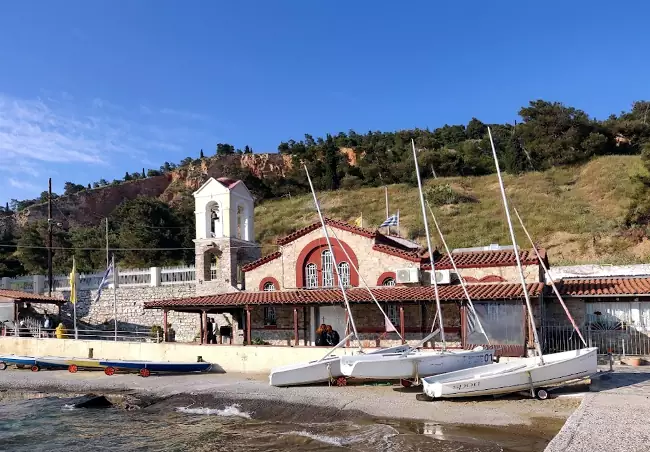 La chiesetta di Panagia Tripa in una grotta naturale davanti al mare, ai piedi di Goritsa.