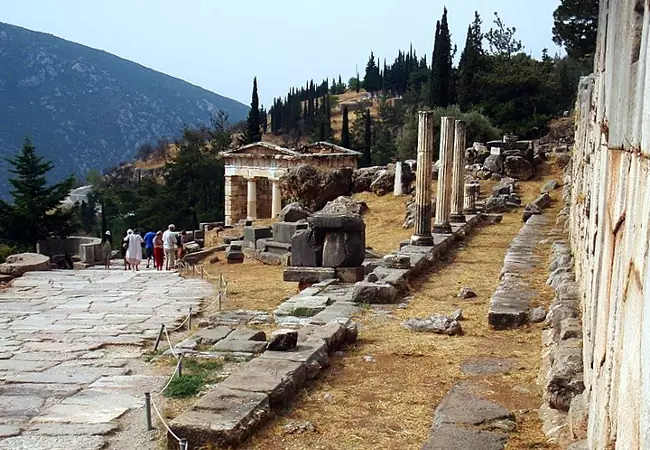 Panorama del sito archeologico ea visitare a Delfi in Grecia centrale.