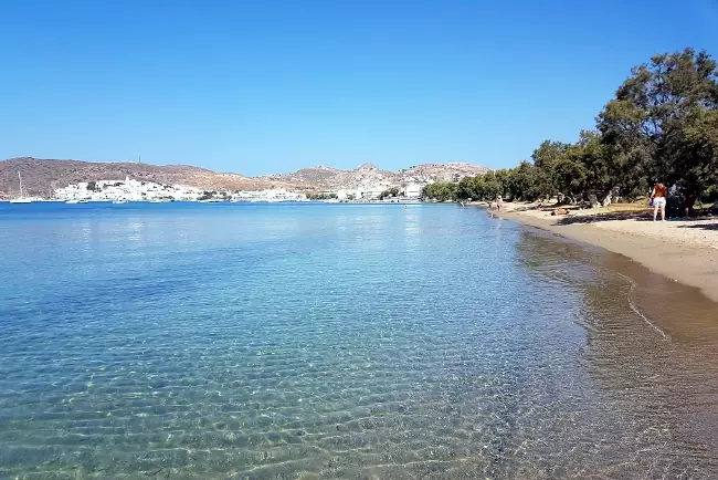 La tranquilla spiaggia sabbiosa di Papikinou, perfetta per famiglie con bambini.