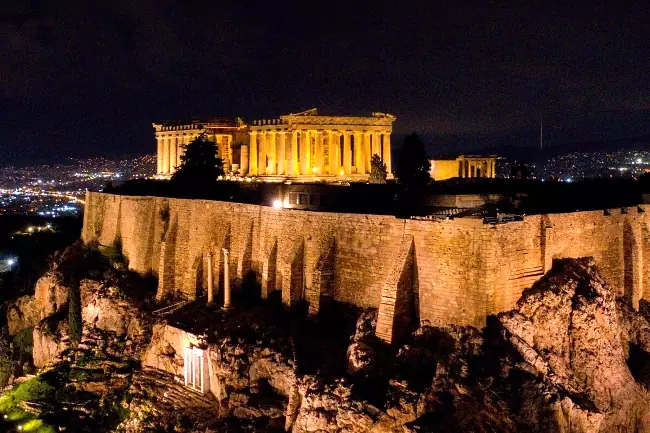 Il Partenone sulla cima dell'Acropoli di Atene di notte.