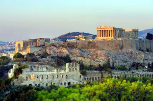 L'Acropoli di Atene con il Partenone vista dalla città.