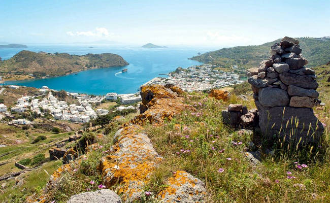 Una parte dei resti del sito archeologico di Kastelli a Patmos.