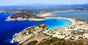 Una delle spiagge più belle del Peloponneso greco, Voidokilia.