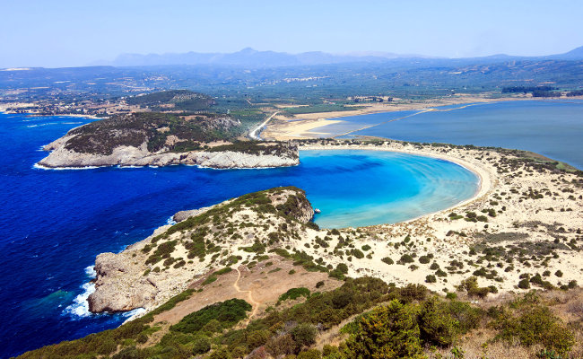 Una delle spiagge più belle del Peloponneso greco, Voidokilia.