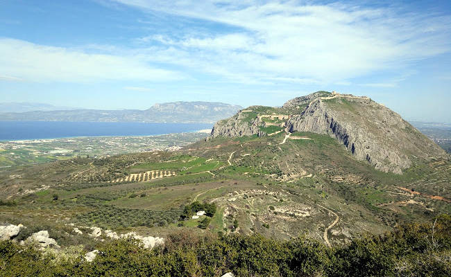 Il castello medievale di Penteskoufi sulla cima della collina vicino Acrocorinto.