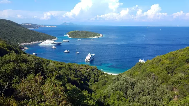 La straordinaria costa di Pera Pigadi vista dall'interno dell'isola di Itaca.