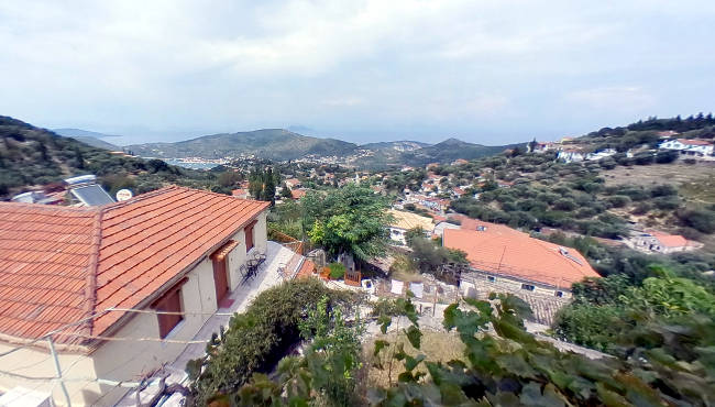 La vista sulle colline e il mare da una casa di Perachori.