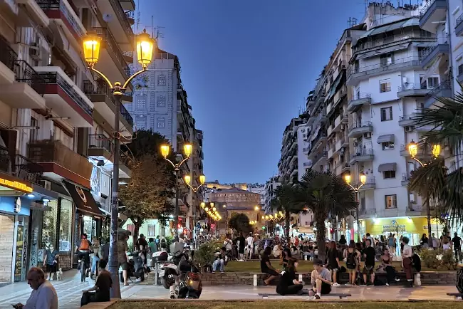 La centrale Piazza Navarinou, dove passeggiare e fare shopping a Salonicco.