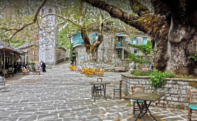 La piazza dell'incantevole villaggio di Tsepelovo.