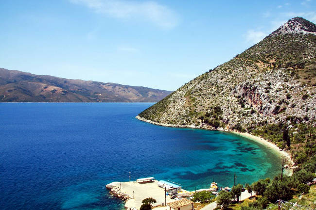 La baia di Piso Aetos con la spiaggia e il piccolo molo di attracco.