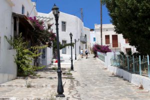 Una bella strada di Plaka sull'isola di Milos, in Grecia.