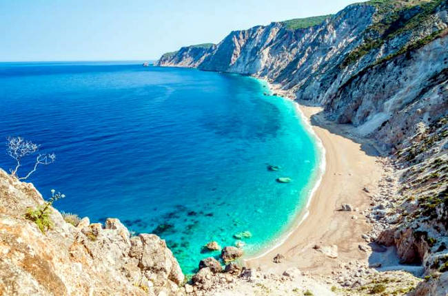 La spiaggia di Platia Ammos, fra le scogliere della costa occidentale di Cefalonia.