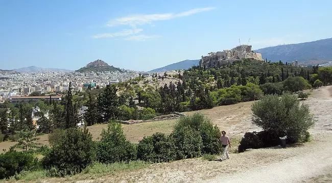 Il parco sulla collina di Pnice con il Partenone e Atene sullo sfondo.