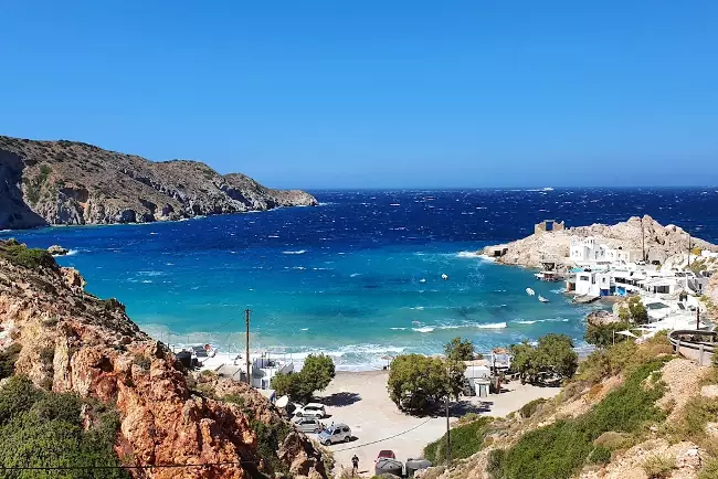 La bella spiaggia di sabbia di Pollonia a Milos.