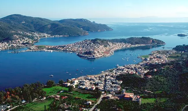 Lo stretto tratto di mare che separa l'isola di Poros da Galatas, sulla costa continentale.