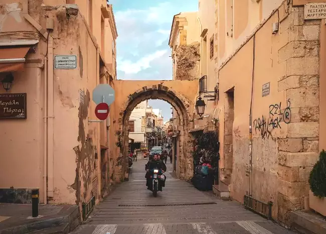 Quel che rimane di Porta Guora, ormai inglobata negli edifici cittadini.